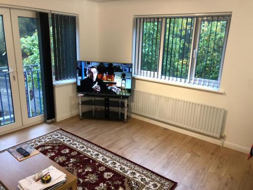 Horsell Apartment | Oaklawn Apartment - Sleeps 4 Parking & Garden