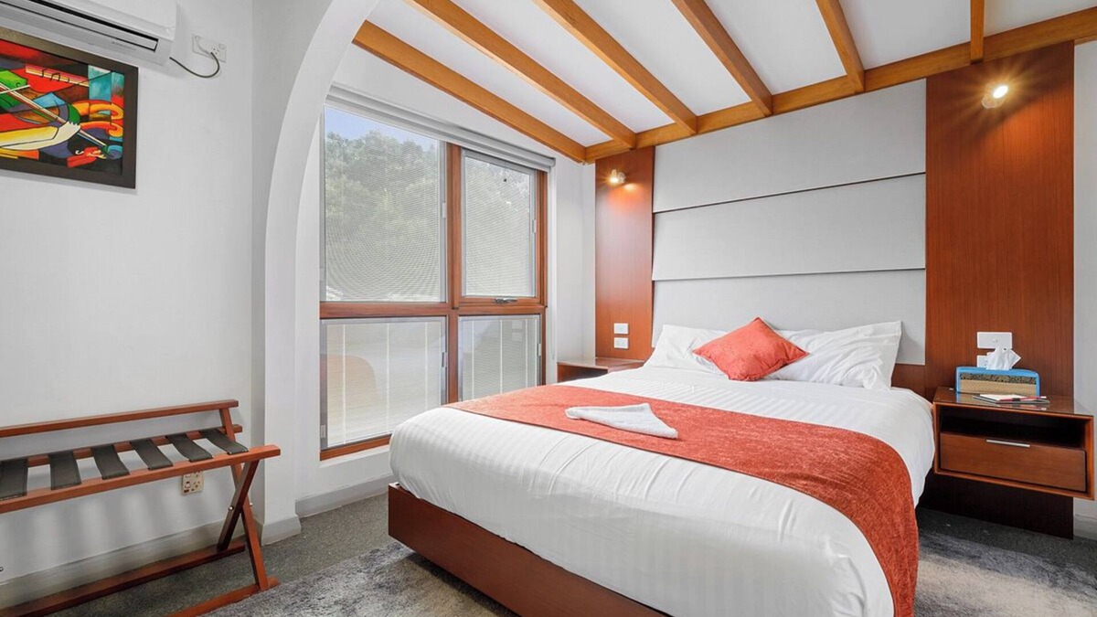Montello Apartment | Oakleigh House: prime location Just 700 metres from Burnie's city, free parking