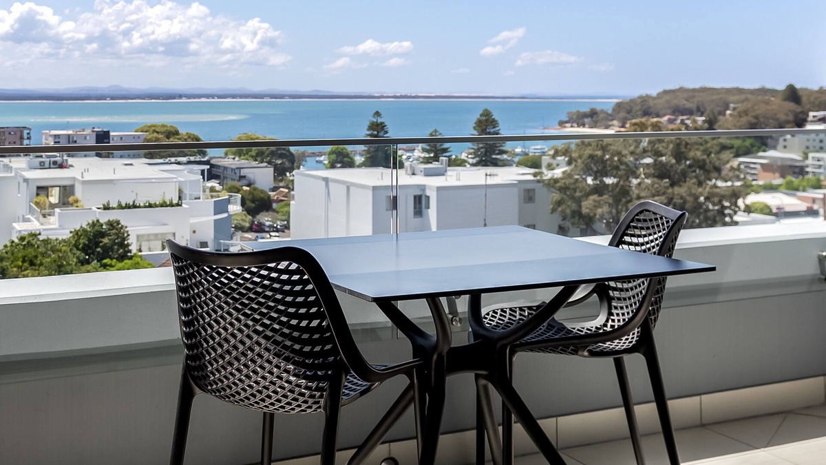 Nelson Bay Hotel | Oaks Nelson Bay Lure Suites