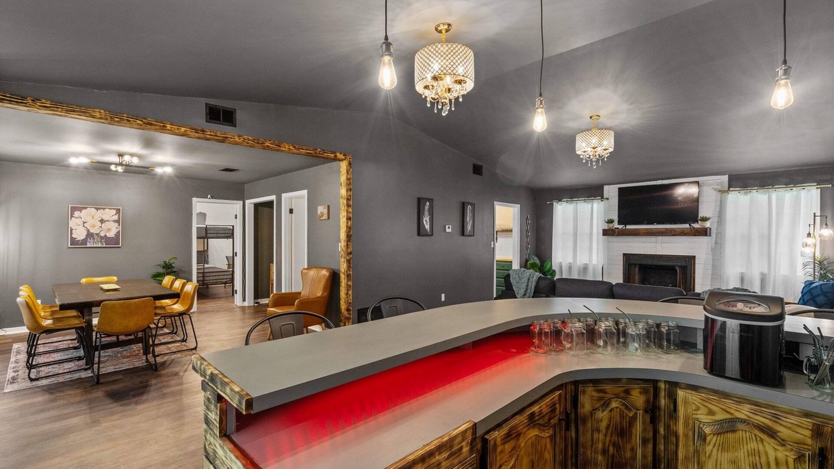 West Pensacola House | Oakside Retreat~35 guests-6 Units~Unique