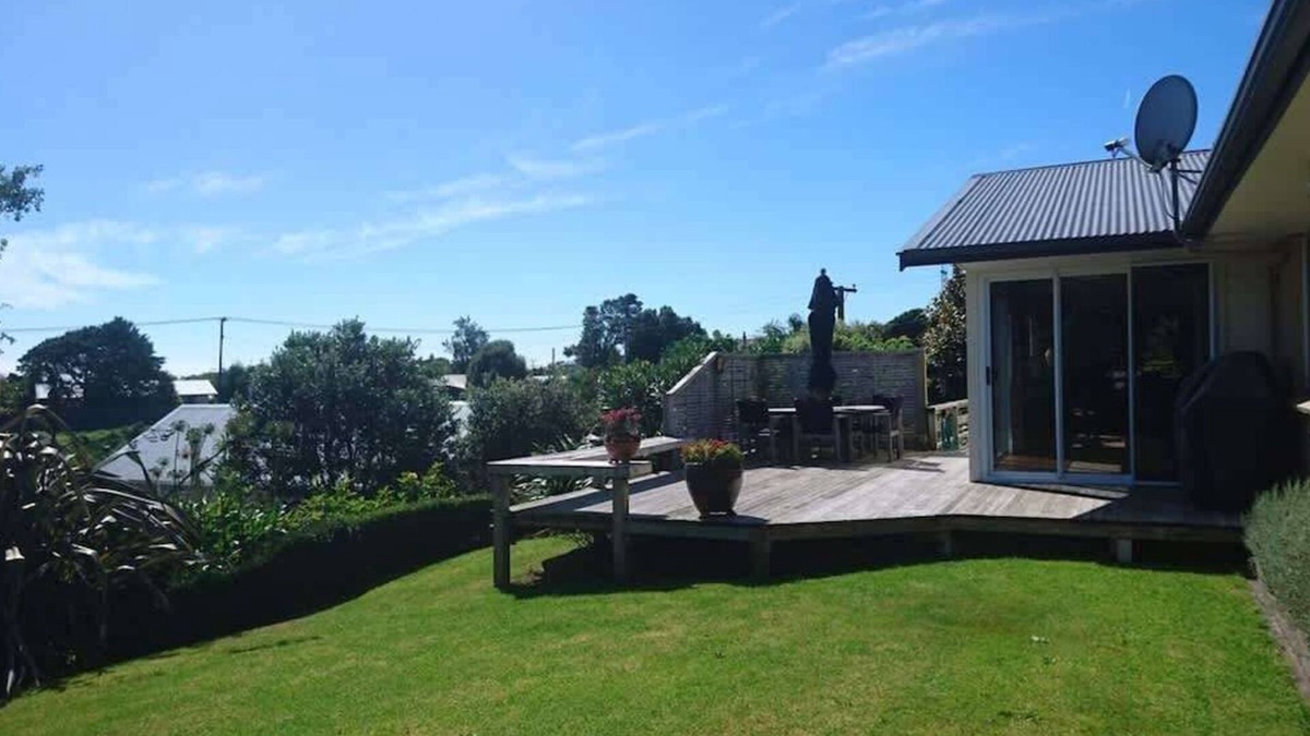 Oakura Villa | Oakura Beach Retreat with Deck