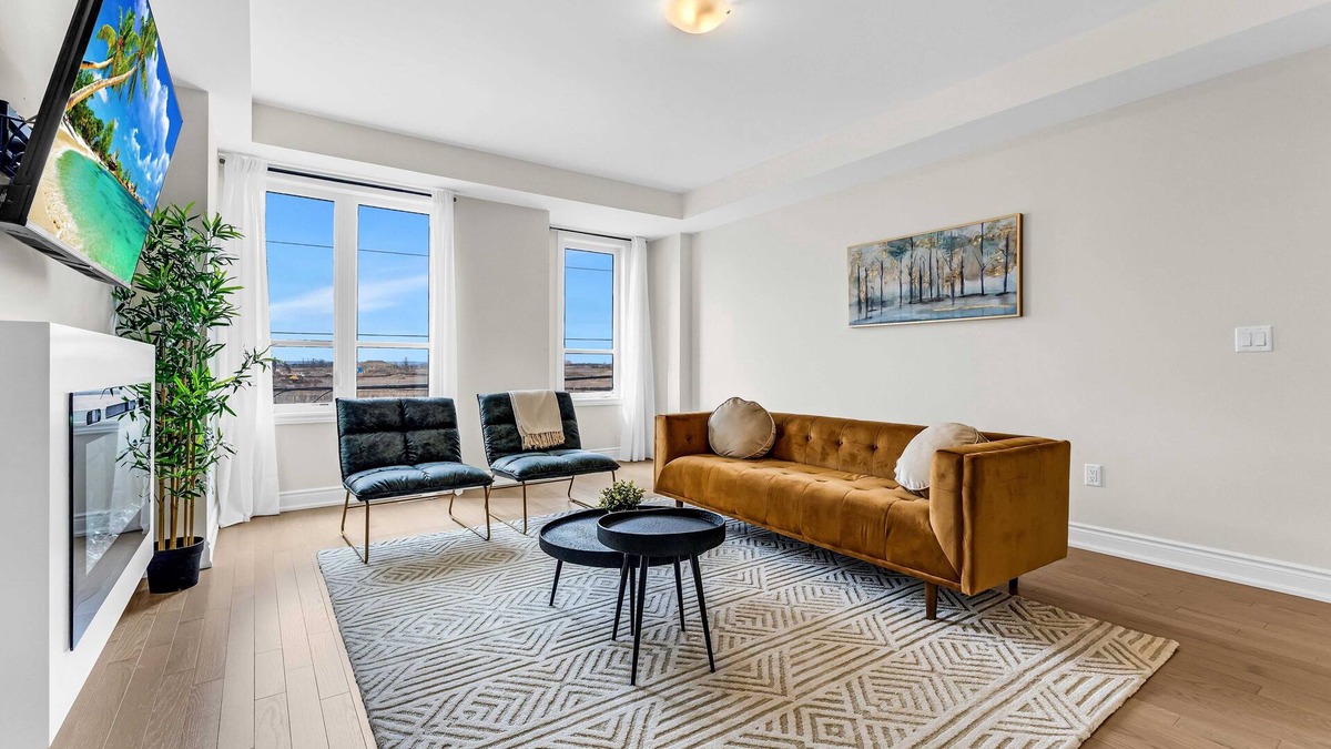 Oakville House | Oakville Oasis: Modern 4BR Townhouse with Chic Amenities!