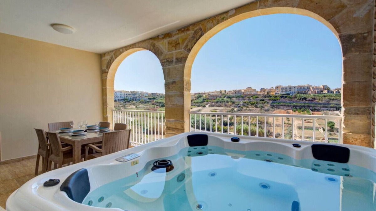 Xaghra Apartment | Oakville/Unobstructed Valley Views/Jacuzzi