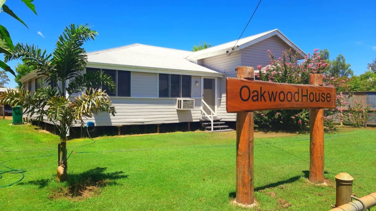 Tambo House | "Oakwood House" - Entire 5 bedroom house with Telstra Fetch and free WiFi