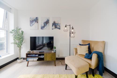 Dartford Apartment | Oasis 2 Bed 2 bathroom Dartford Flat London Mins from Bluewater and Station with 500mb Wifi