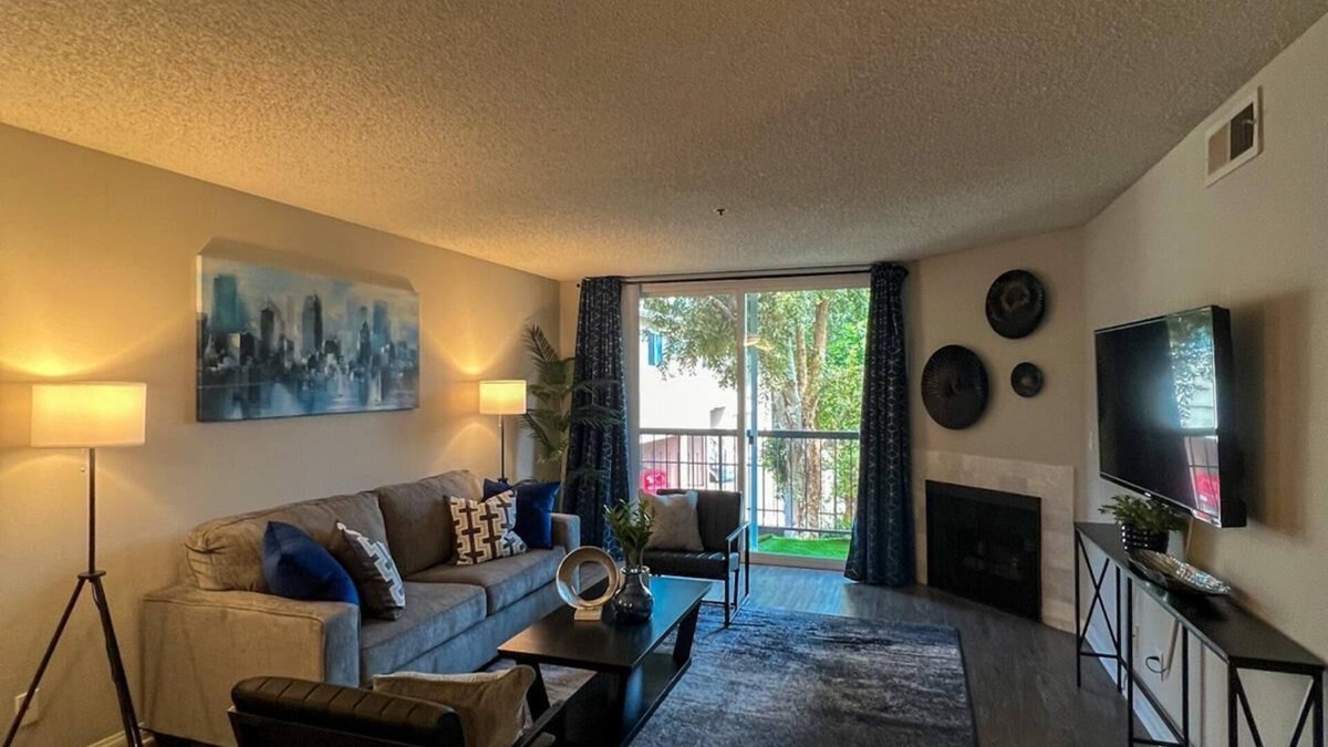 Hollywood Hotel | Oasis 2 BR View of Hollywood Sign, W/D, & Parking