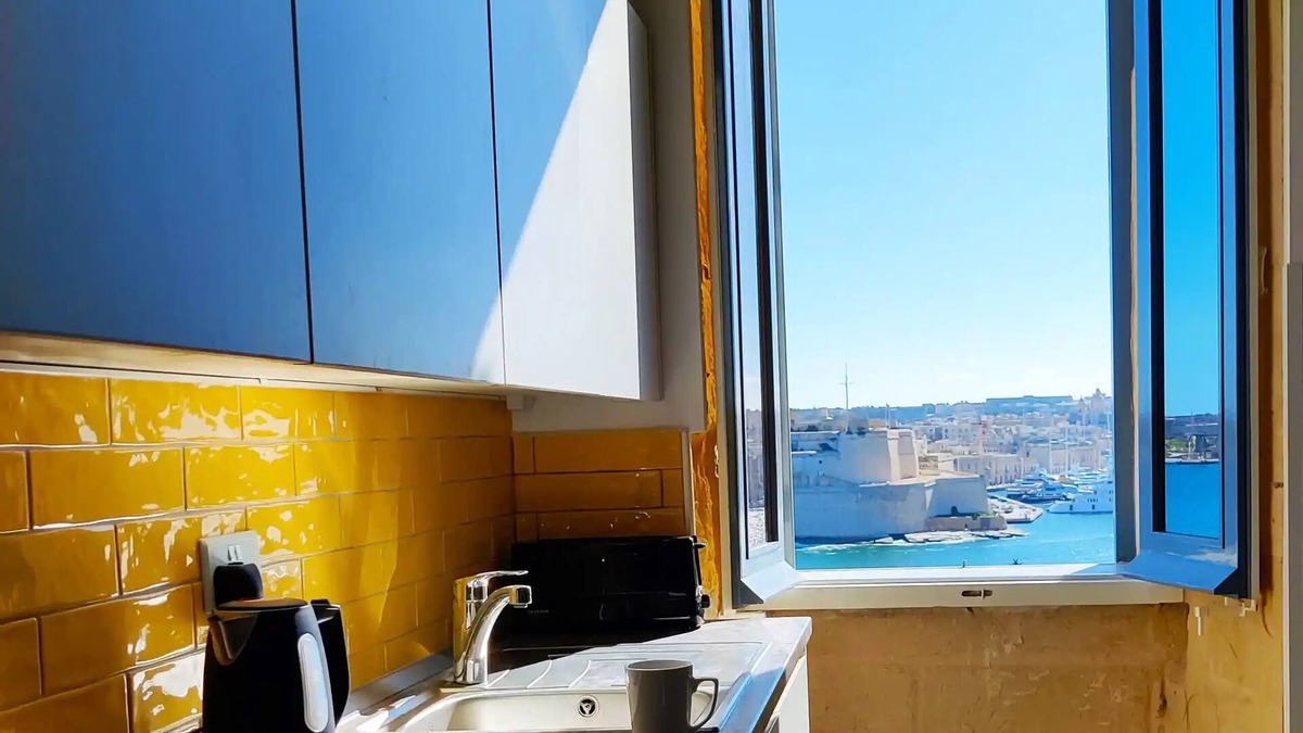 Valletta House | Oasis 22 by Savynomad Harbour Residences wow Seaviews