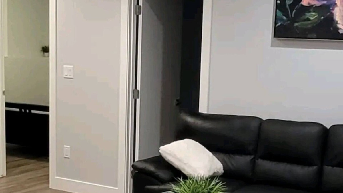 Saskatoon House | OASIS COZY SUITE