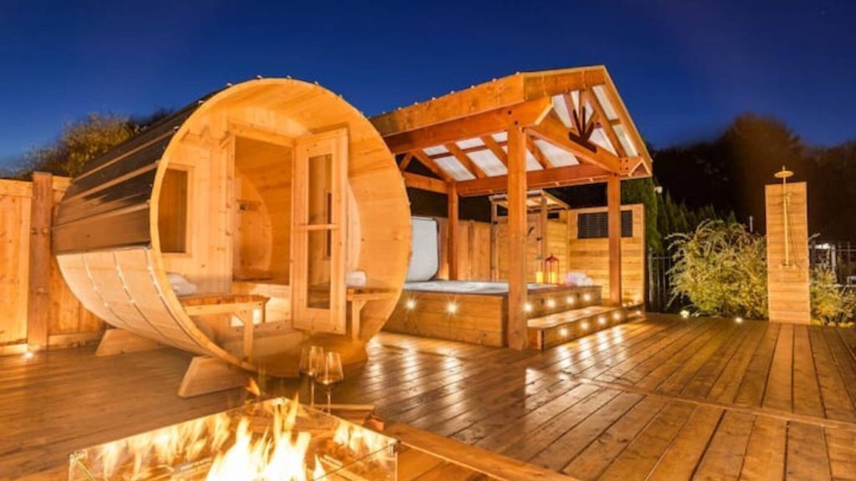 Erin House | Oasis D'Erin ~ 4BR ~ Hot Tub ~ Sauna ~ Heated Pool ~ Estate