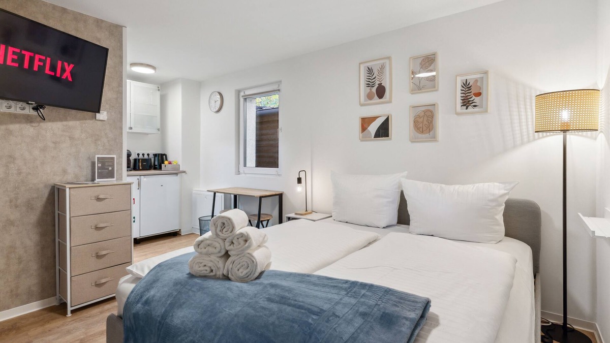 Eichwalde Apartment | Oasis for 2 - opened in 2023 - private bathroom, parking, Smart TV with Netflix
