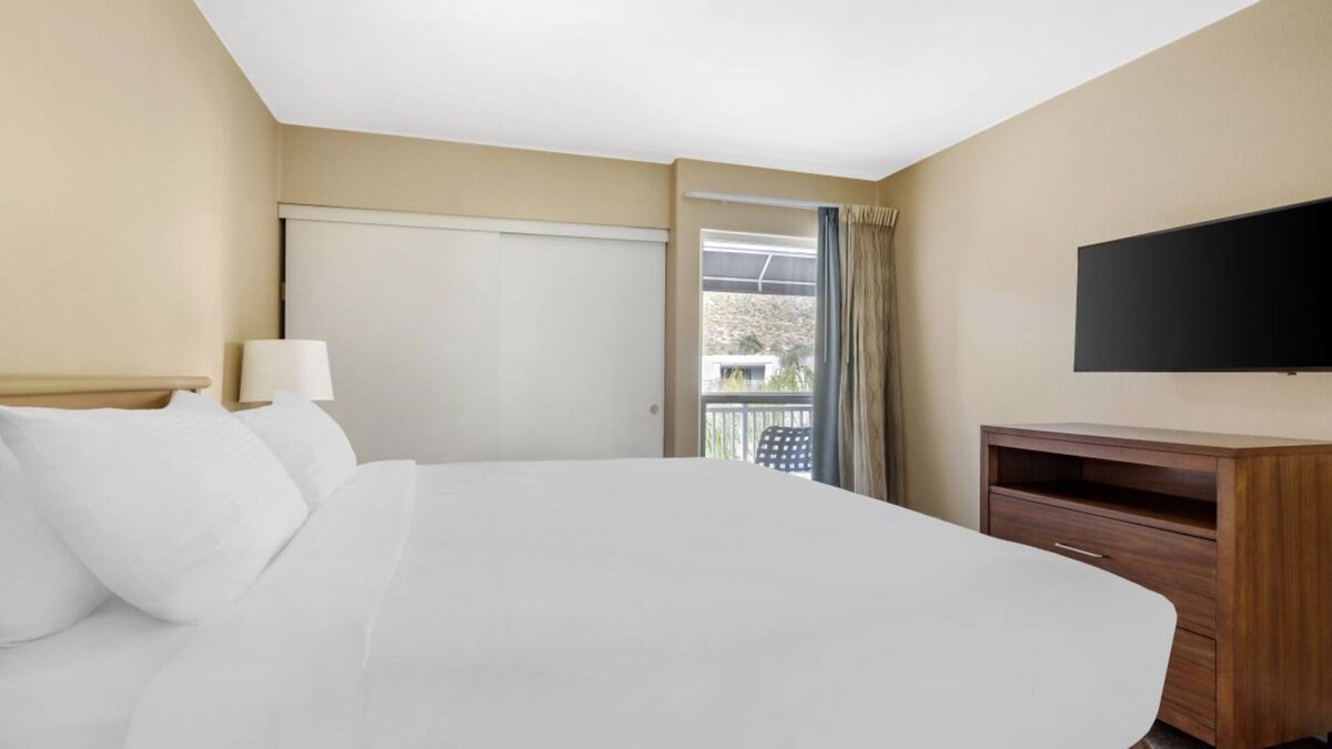 Canyon Corridor Resort | Oasis Haven: Spacious Condo, Pool, Full Kitchen, Minutes from Aerial Tram