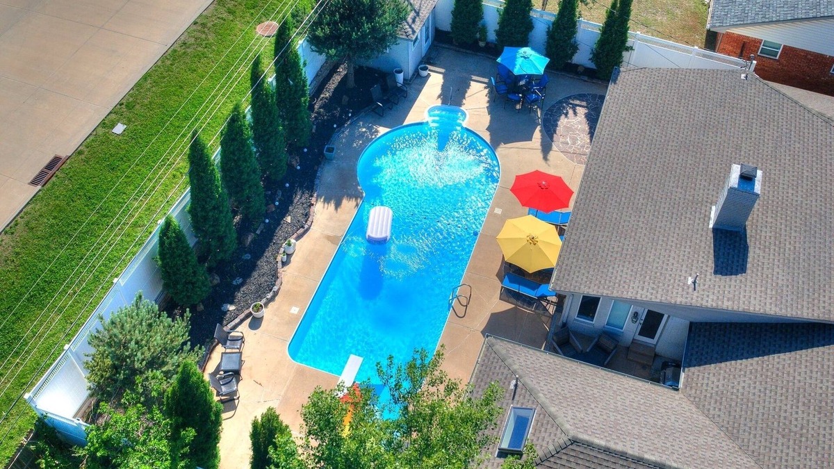 Central Oklahoma City House | Oasis @ Hefner - Glamorous 3BR with Radiant Pool