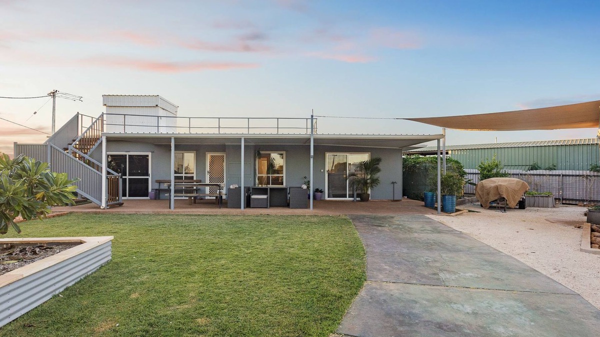 Exmouth House | Oasis - Modern 4 Bedroom holiday home with endless views.