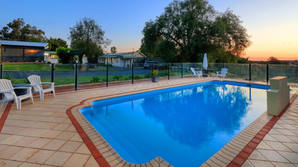 Peak Hill Hotel | Oasis Motel