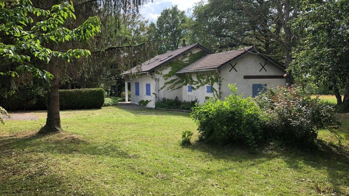 Morlac House | Oasis of Calm: Charming and Peaceful Country House with Children's Games