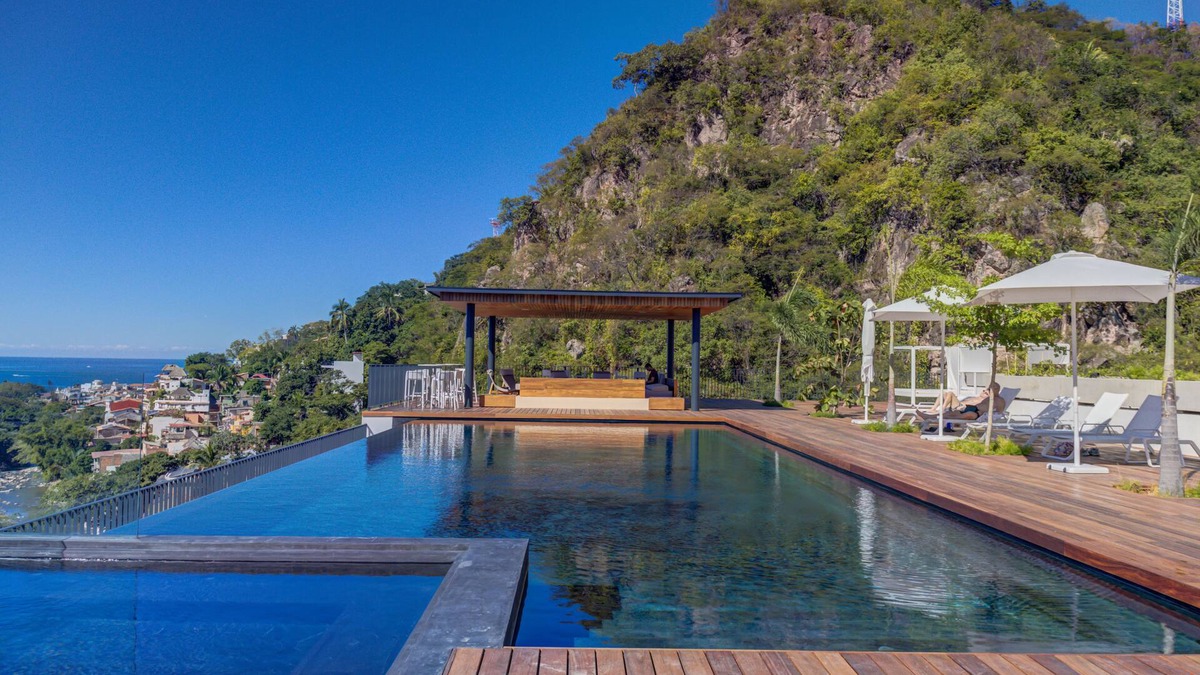 El Caloso Apartment | Oasis Rooftop Pool Ocean Views, Balcony Nr Romantic Zone