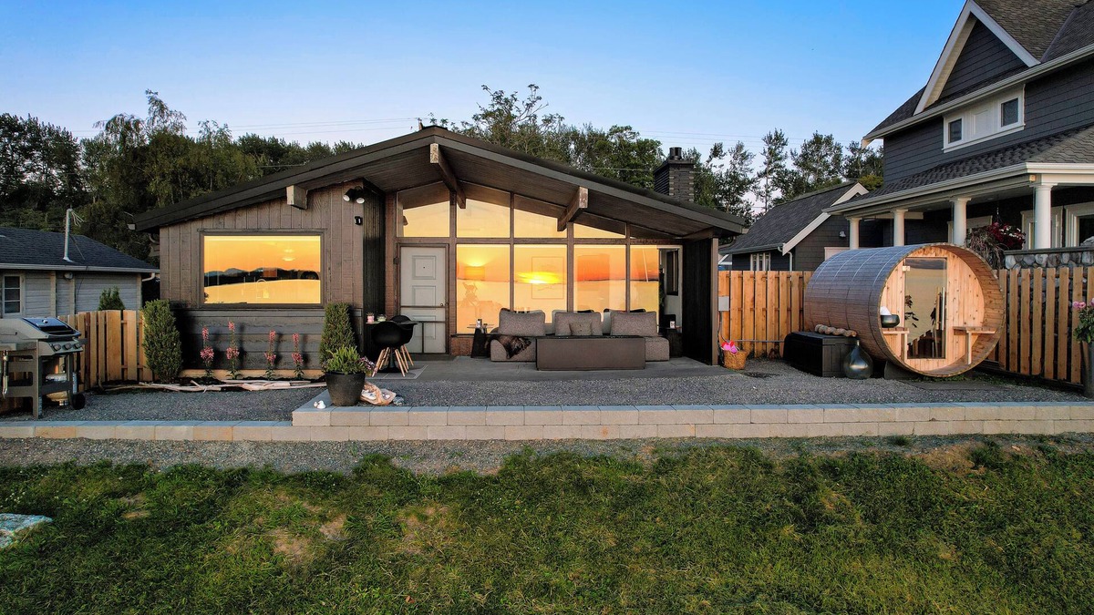 Blaine House | Obsidian - Beachfront Mid-Century Modern with Sauna and Air Conditioning