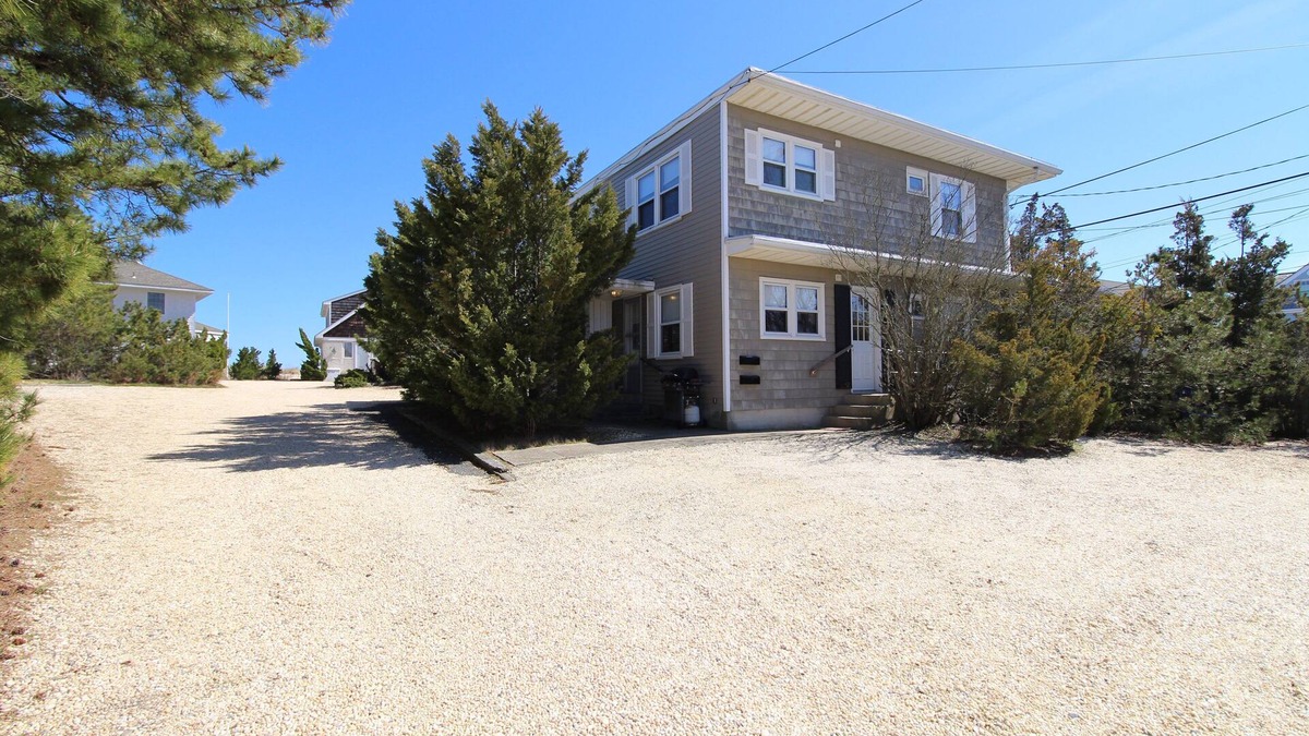 Point Pleasant Beach House | OCE1422L | 2BR 1 ba w/Private Beach Access! 1st Flr unit w/parking, PETS!
