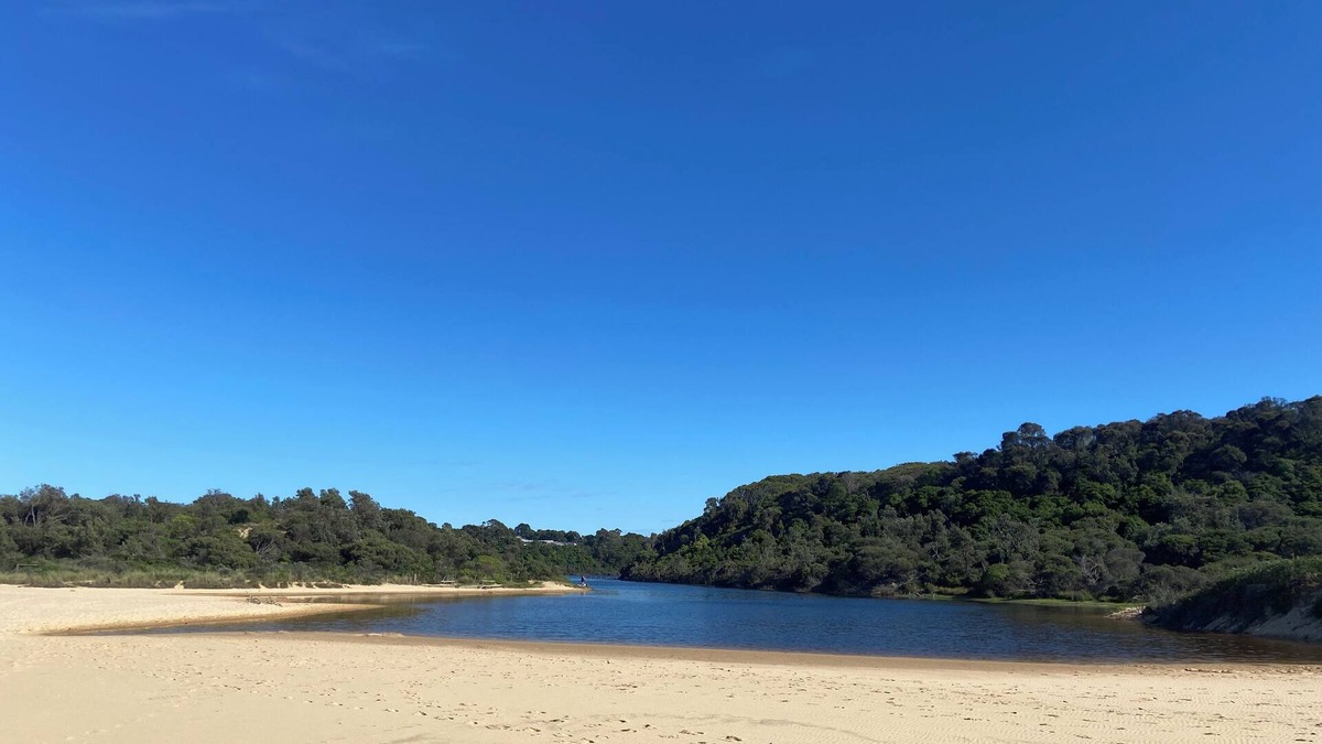 Lake Tyers Beach House | Ocean and Lake views and just a 5 minute walk to beach and lake!