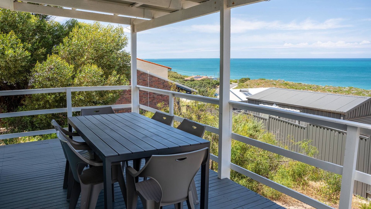 Guilderton House | Ocean Blue Cottage ~ Stunning Ocean Views ~ All Linen Incl & Pets Welcome!
