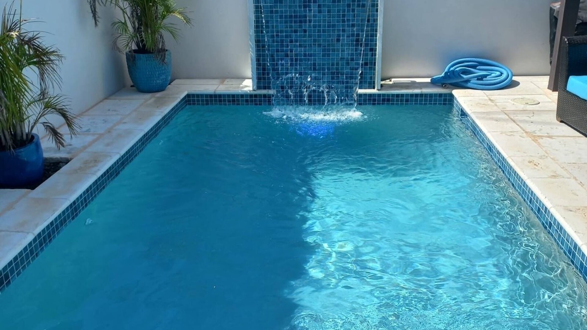 Nassau House | Ocean Breeze 2-bedroom 2-Bath in Nassau w/Pool, AC, WiFi, Barbecue.