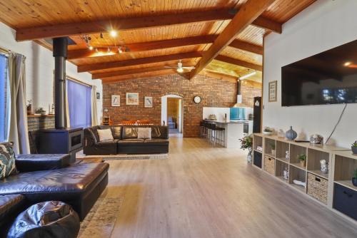 Scamander House | Ocean Breeze - Sleeps 12 - Pet Friendly