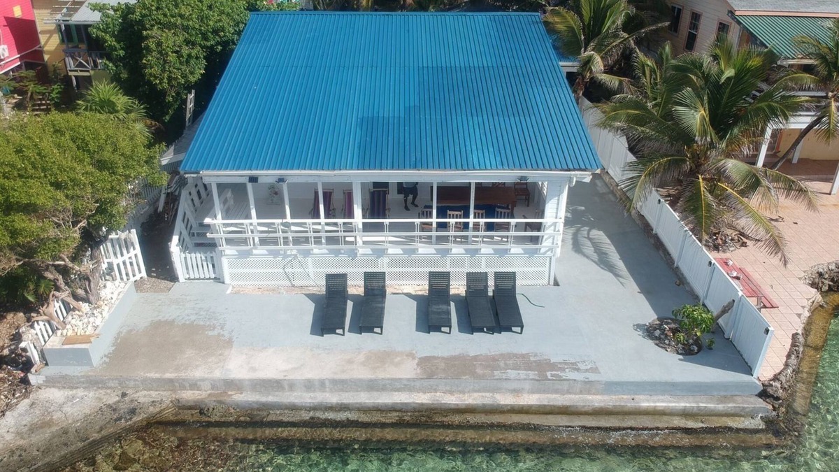 Roatan House | Ocean Breeze Villa is great for families and large groups all inclusive 1 to 16