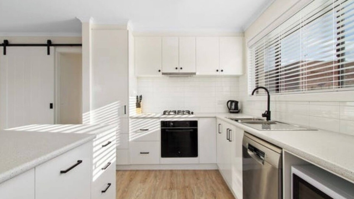 Lakes Entrance House | Ocean Bridge- entire home, central Lakes Entrance