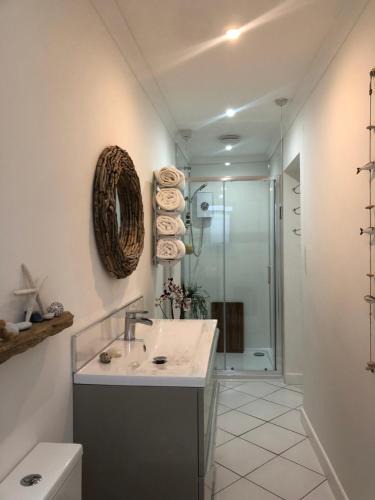 Brean Apartment | Ocean Drive Boutique Apartment continental Breakfast & Tray