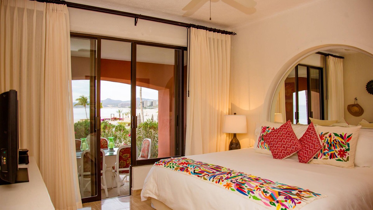 San Jose del Cabo Condo | Ocean Front 2 Bedroom Condo w/Resort Pool Access