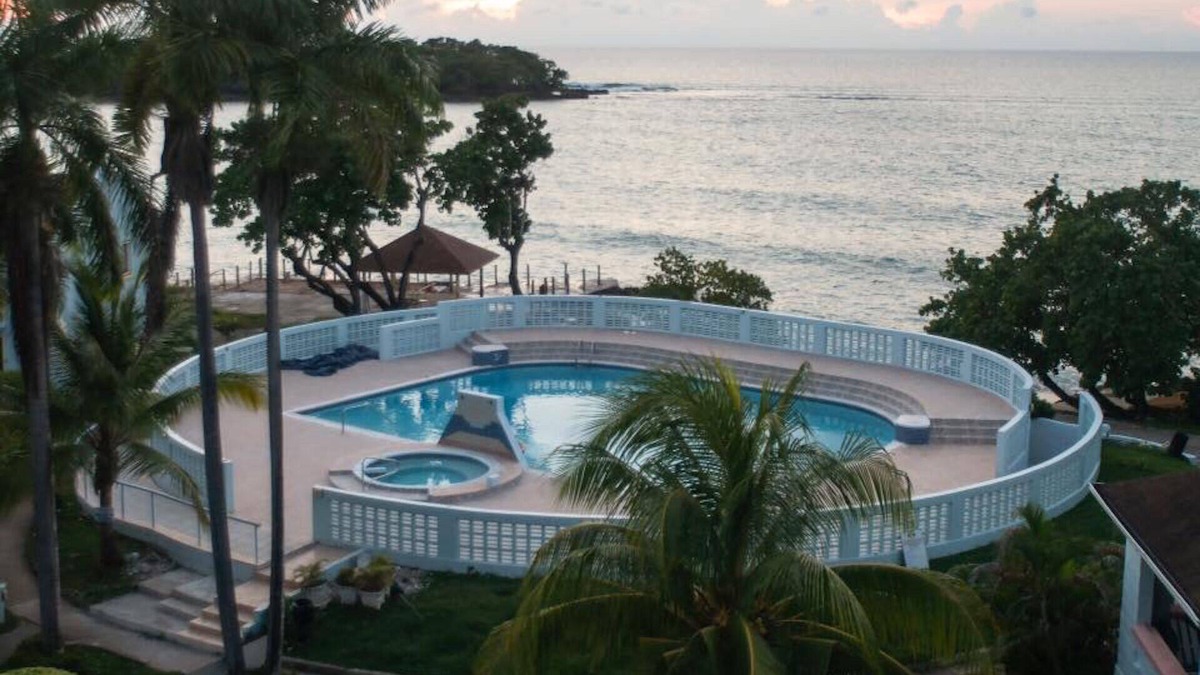 Orange Bay House | Ocean front beauty on 2 storeys at The Point