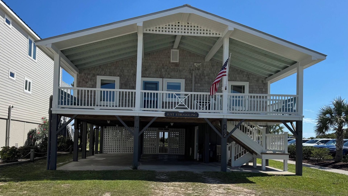 Sunset Beach Cottage | OCEAN FRONT CHARMING 4BD/2BA COTTAGE. Close to stores and pier! INCLUDES LINENS