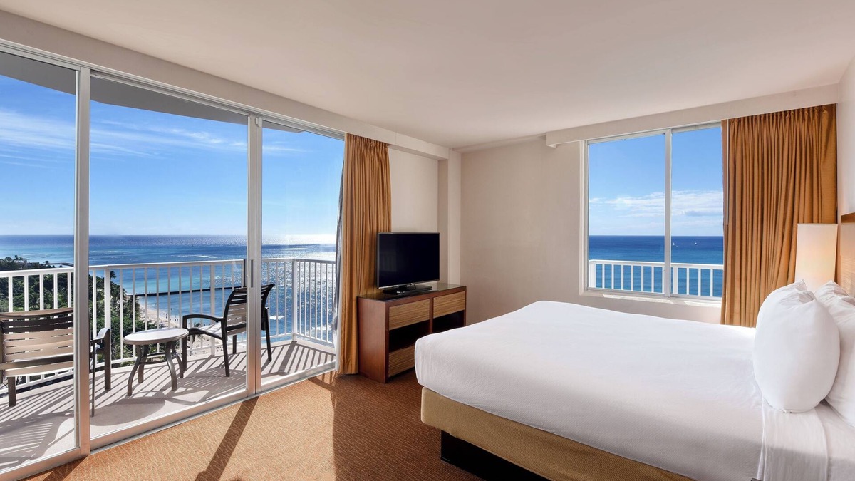 Waikiki Hotel | Ocean Front Corner King Room at Park Shore Waikiki