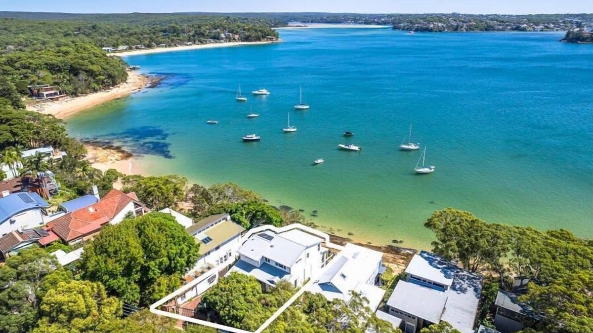 Bundeena House | Ocean Front Luxury - The Lambeth Walk