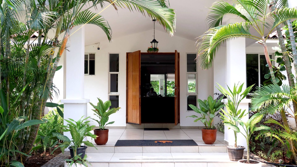 El Zonte House | ocean-front, multi-level, open spaces, large garden