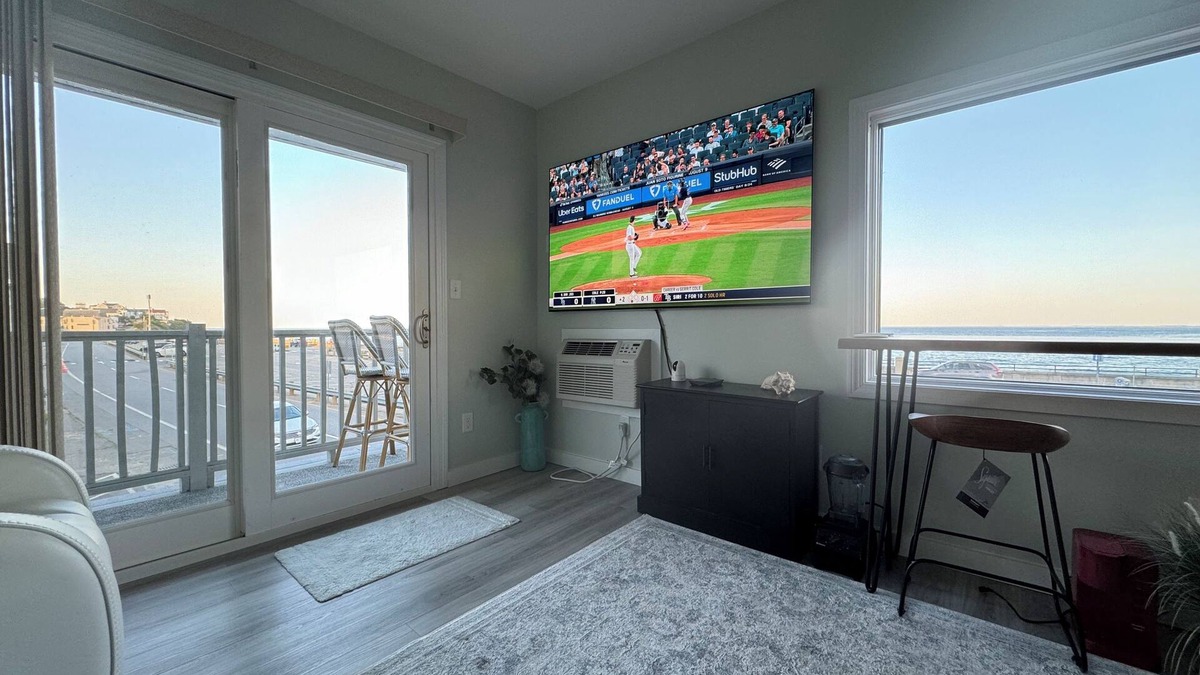 Hampton Condo | Ocean Front Penthouse Suite Magnificent Oceans views & King Bed