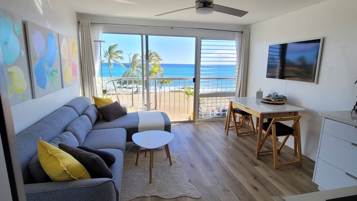 Makaha Condo | Ocean-Front Renovated Condo with Amazing sunset, WiFi, fitness room, pools, more