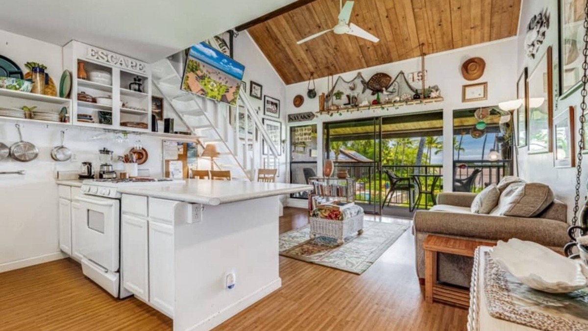 Kaunakakai Condo | Ocean Front Retreat W/Kitchen-Molokai Shores A308