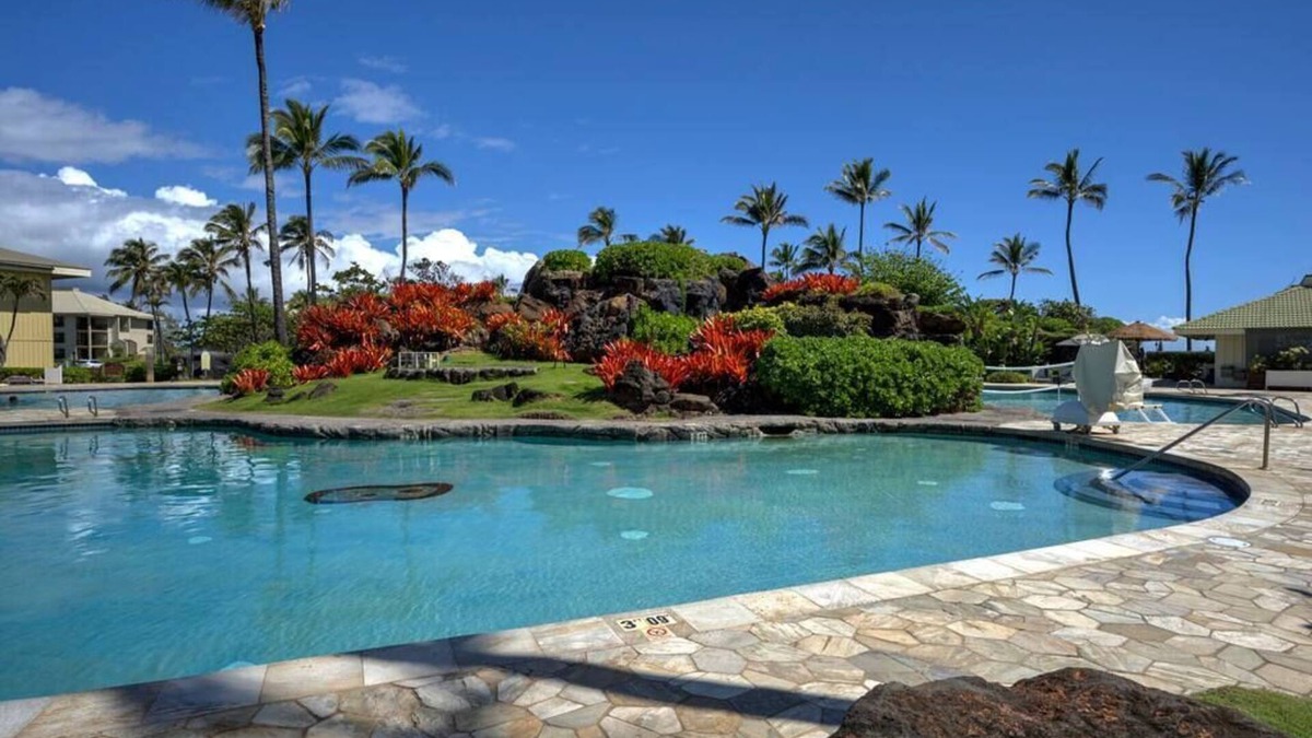 Hanamaulu Hotel | Ocean Front’s Top End Unit; Partial Ocean View in Lanai; 1minute walk to Beach