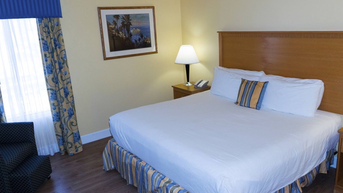 Northeast Virginia Beach Resort | Ocean Key Resort spacious 1 bedroom suite