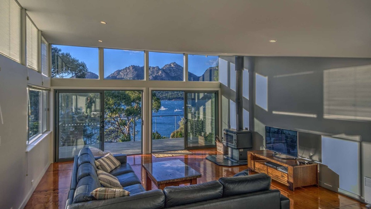 Coles Bay House | Ocean & Mountain Views. Sundeck. Fireplace. Free wifi. 5 min walk to beach.