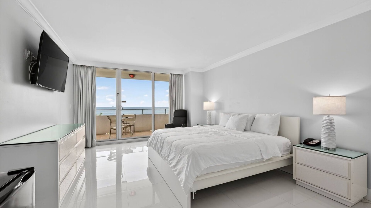 Galt Mile Apartment | Ocean Oasis
