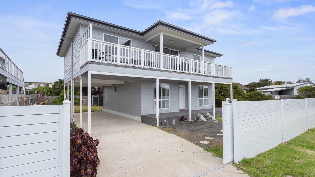 Surf Beach House | Ocean Pearl by Ready Set Stay - 10 min Walk to the Beach, BBQ