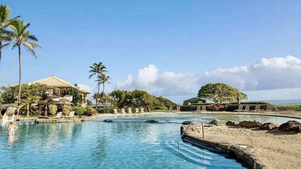 Hanamaulu Resort | Ocean & Pool View Premium Suite 2 NEW QUEEN BEDS, Private Lanai, No Resort Fee!