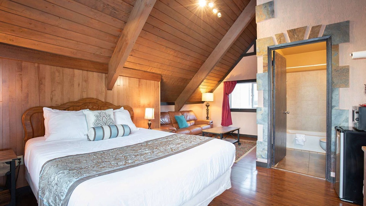 Ocean Shores Hotel | Ocean Song - Queen Studio Room at Wanderlust Inn, Pet Friendly