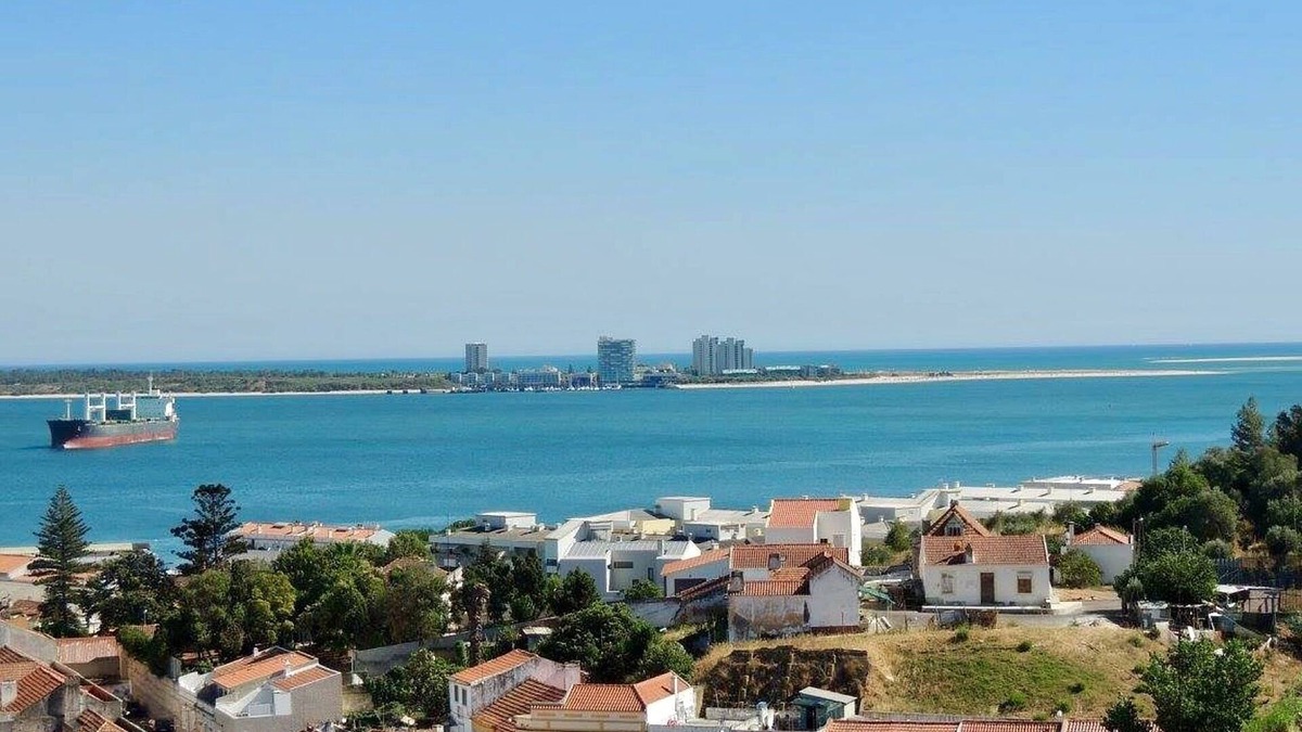 Setubal Apartment | Ocean View Apartment nestled in the heart of Setubal, 25 minutes from Lisbon