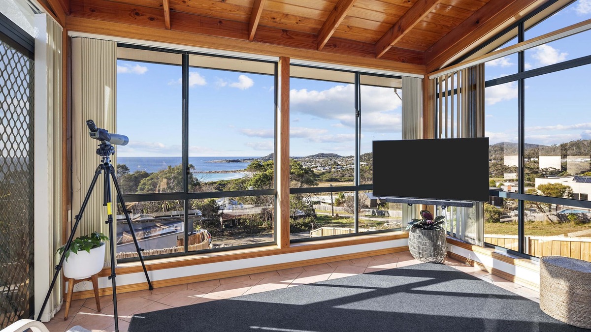 Bicheno House | Ocean View Beach House - Pet Friendly!
