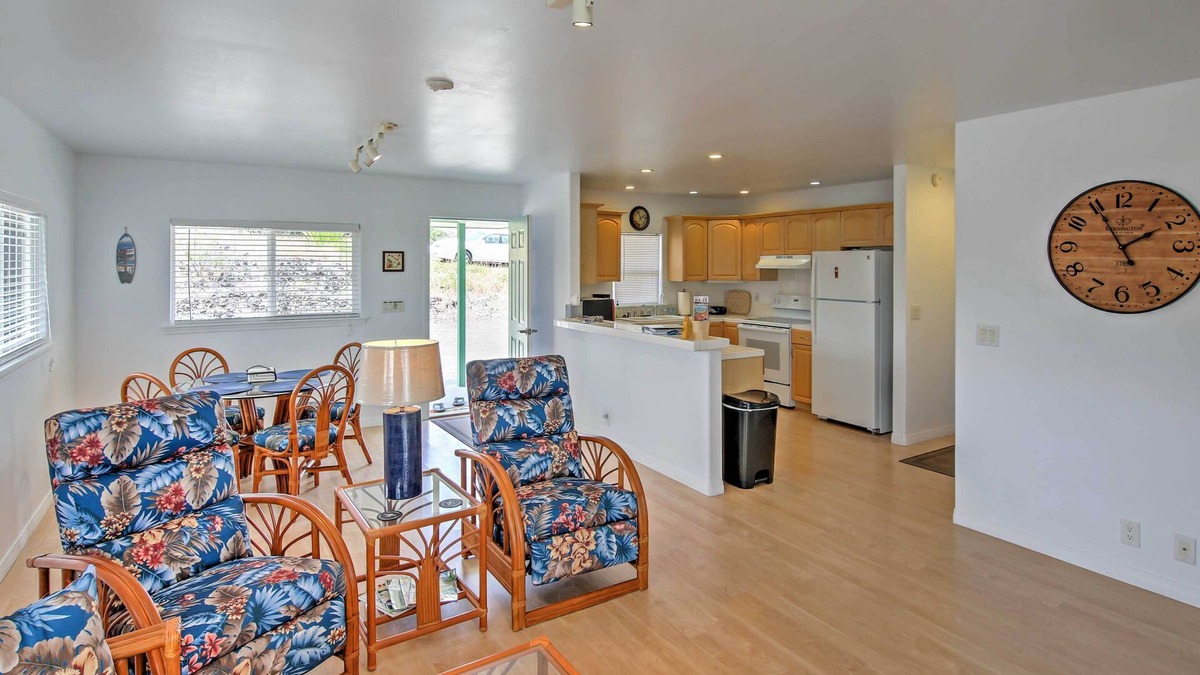 Ocean View House | Ocean View Bungalow w/Lanai: 13 Mi to South Point