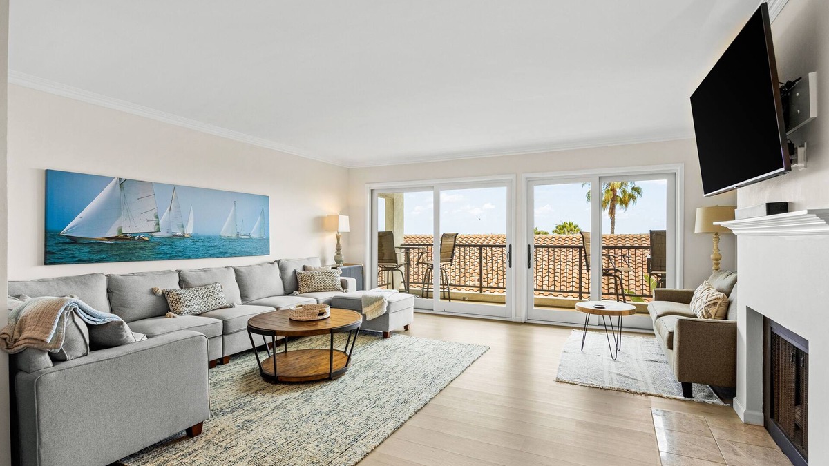 East Mesa Condo | Ocean-view condo in Santa Barbara steps to beach with pool & balcony