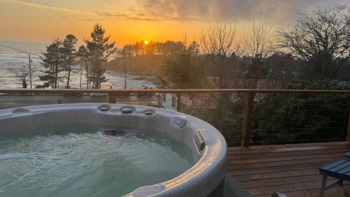 Depoe Bay Cottage | Ocean view cottage with hot tub